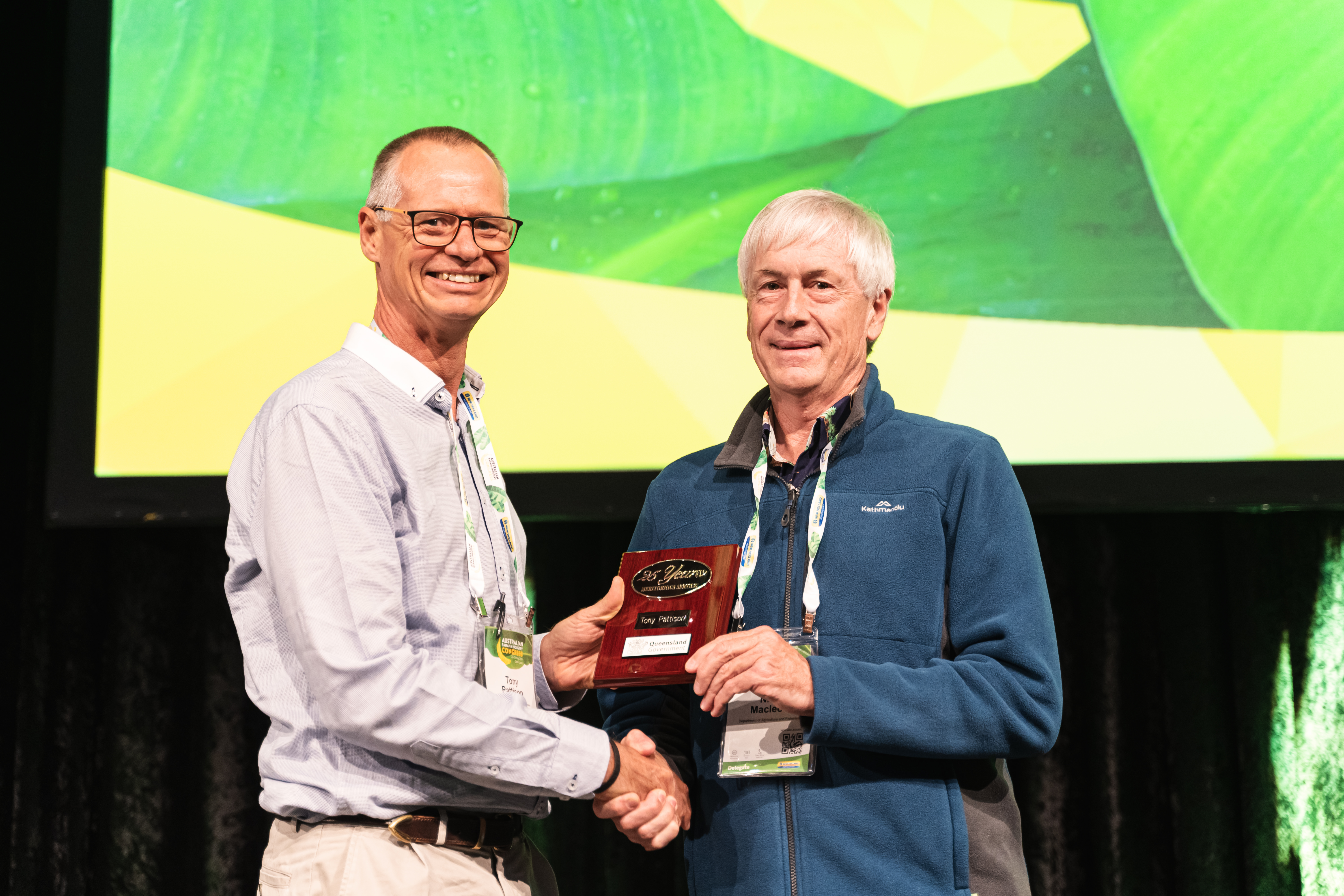 Tony Pattison (pictured left) received recognition
of 25 years of service to DAF at this year’s
Australian Banana Industry Congress, presented
with a plague by Acting General Manager, Crop &
Food Science, Agri-Science Queensland DAF
Nick Macleod.